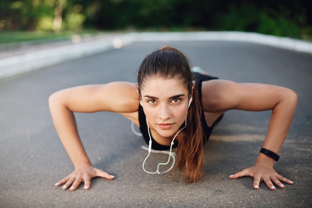 Workout urbanes Fitness- und Ausdauerkonzept Motiviert verlockend