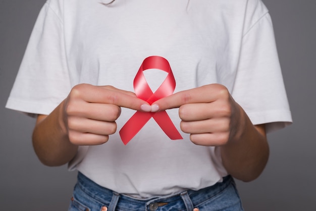 World Breast Cancer Day Konzept, Gesundheitswesen - Frau trug weißes T-Shirt mit rosa Band für Bewusstsein, symbolische Bogenfarbe Erhöhung auf Menschen mit Frauen Brusttumorerkrankung