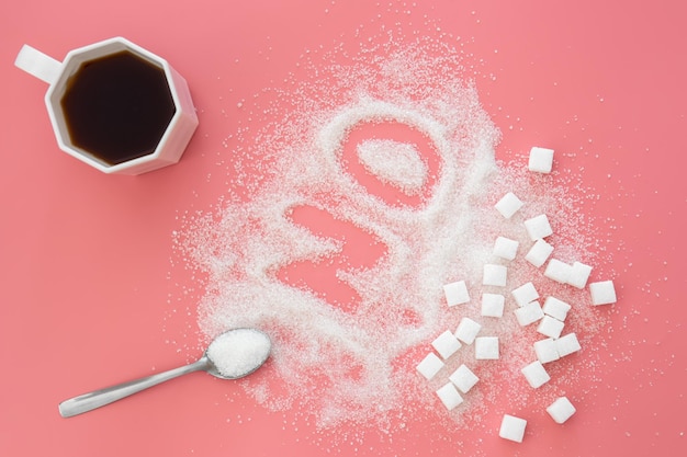 Wort Nein aus Zucker und Tasse Kaffee auf rosafarbenem Hintergrund flach gelegt