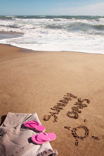 Kostenloses Foto worte im sand über den sommer