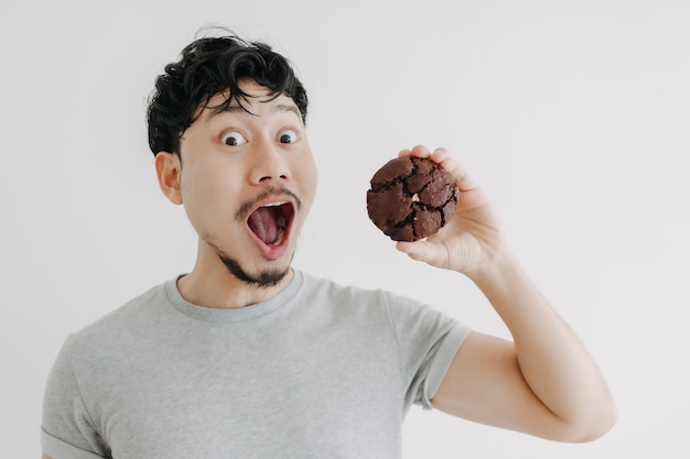 Wow und das schockierte gesicht des mannes ist aufgeregt mit dem riesigen schokoladenkeks
