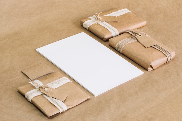 Kostenloses Foto wrapped geschenke in der nähe von papier