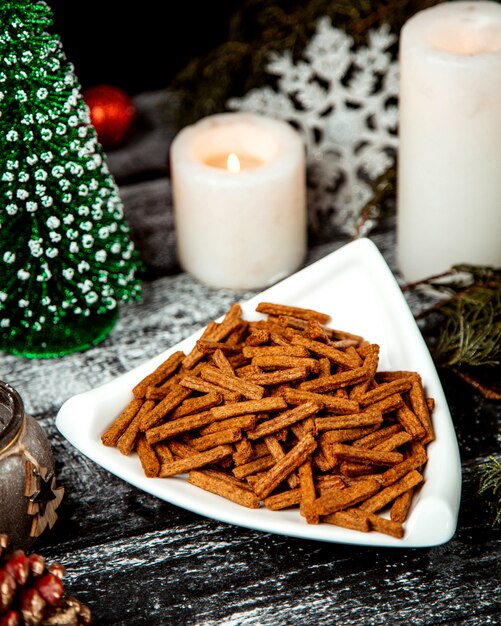 Würzige braune Cracker im Teller