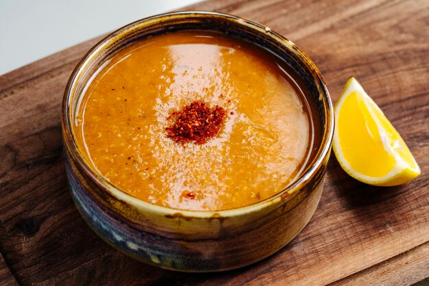 Würzige Linsensuppe mit Beilage Zitrone