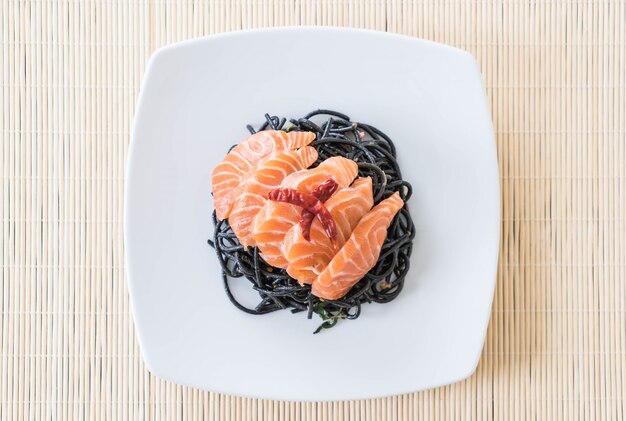 Würzige schwarze Spaghetti mit Lachs