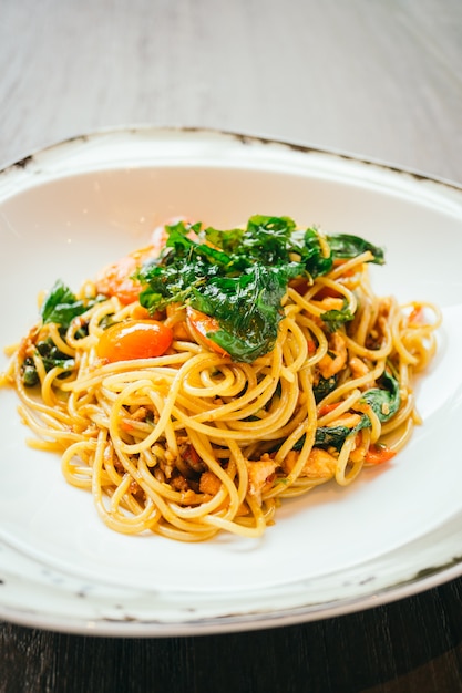 Kostenloses Foto würzige spaghetti und nudeln mit lachs