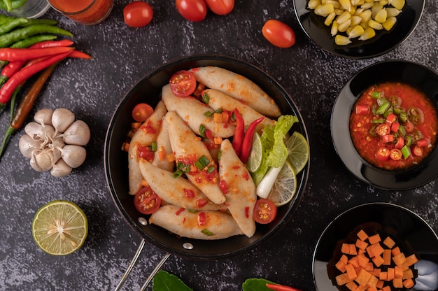 Würziger Fleischbällchensalat mit Chili, Zitrone, Knoblauch und Tomate.