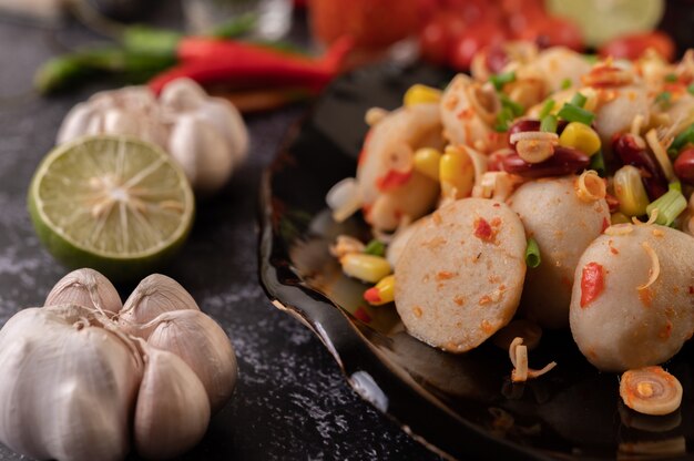 Würziger Fleischbällchensalat mit Chili, Zitrone, Knoblauch und Tomate.