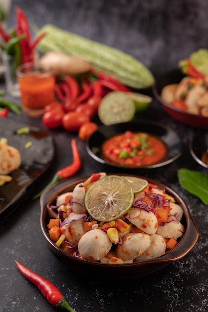 Würziger Fleischbällchensalat mit Chili, Zitrone, Knoblauch und Tomate.