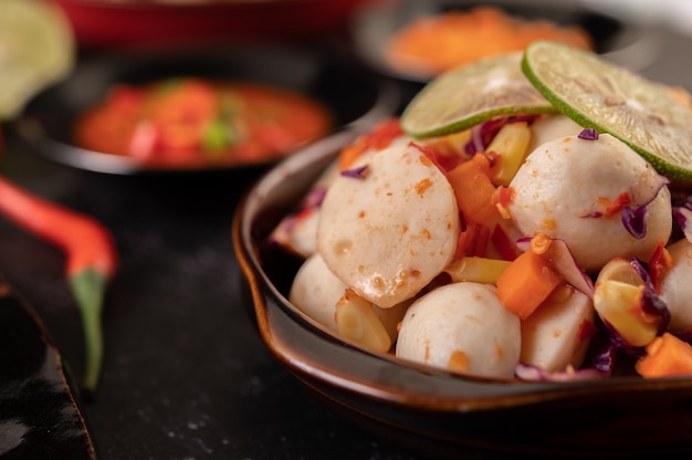 Würziger Fleischbällchensalat mit Chili, Zitrone, Knoblauch und Tomate.