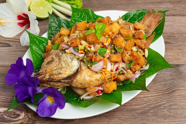 Würziger gebratener Tubtim-Fischsalat, scharfes, thailändisches Essen.