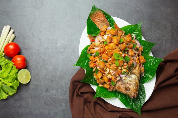 Würziger gebratener Tubtim-Fischsalat, scharfes, thailändisches Essen.