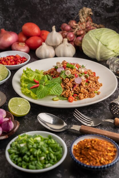 Würziger gehackter Schweinefleischsalat mit Chiliflocken