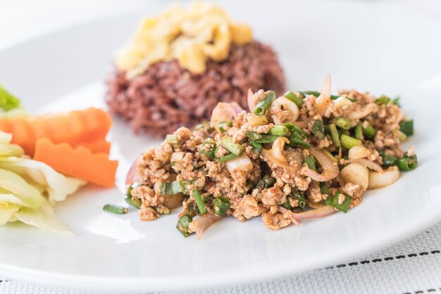 Würziger Hackfleischsalat mit Beerenreis