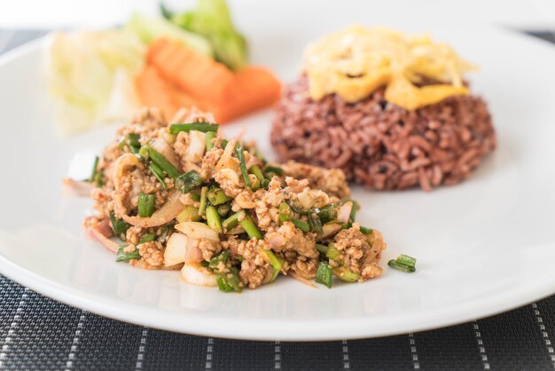 Würziger Hackfleischsalat mit Beerenreis