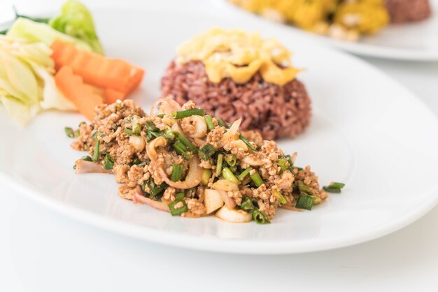 Würziger Hackfleischsalat mit Beerenreis