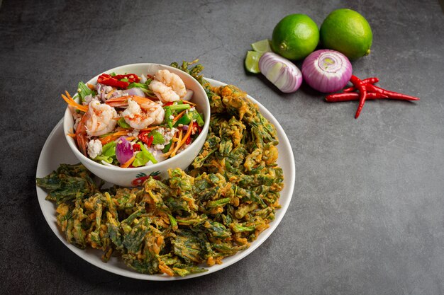 Würziger knuspriger Winde-Salat mit Garnelen, würzige frische Garnelen, thailändisches Essen.