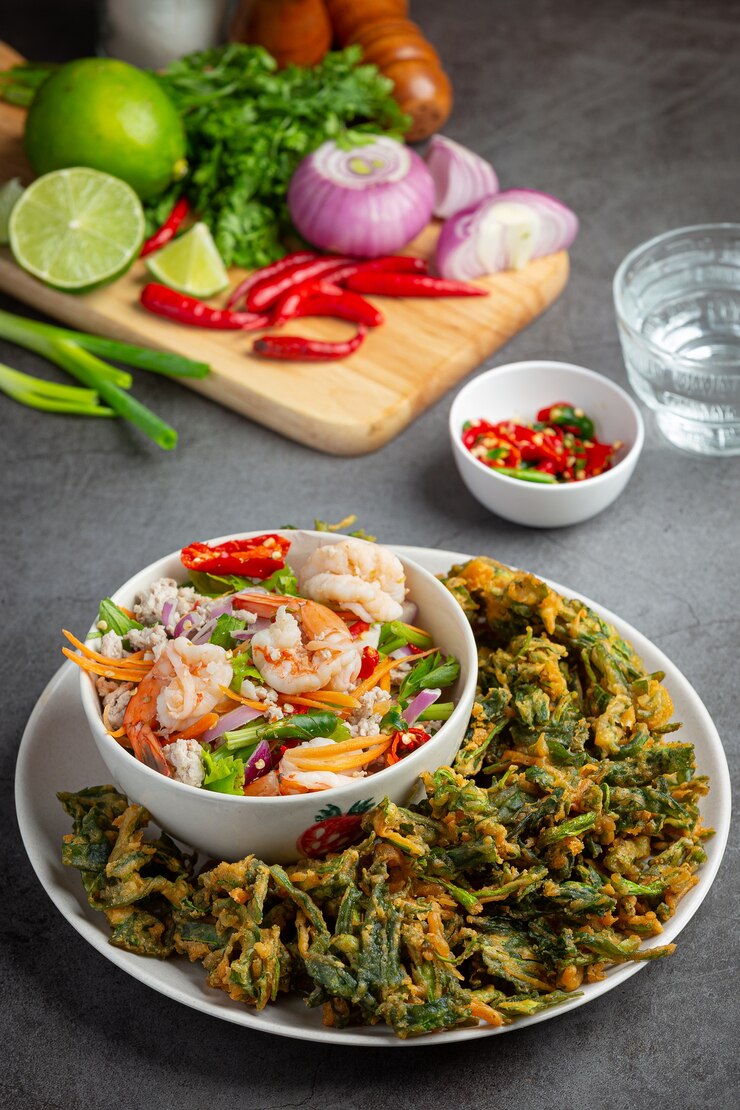 Kostenlose Foto würziger knuspriger winde-salat mit garnelen, würzige frische garnelen, thailändisches essen.
