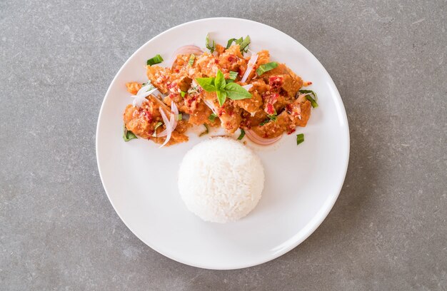 Würziger Salat mit gebratenem Huhn