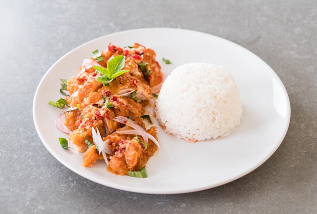 Würziger Salat mit gebratenem Huhn