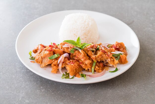 Würziger Salat mit gebratenem Huhn