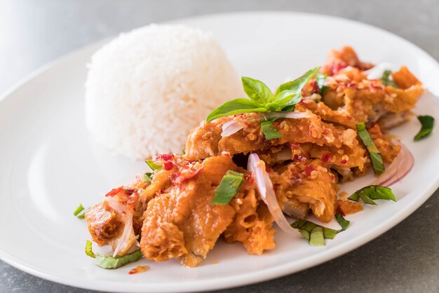 Würziger Salat mit gebratenem Huhn