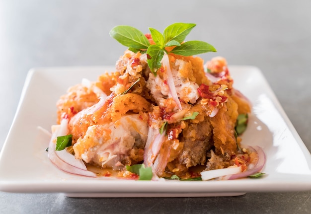 Würziger Salat mit gebratenem Huhn