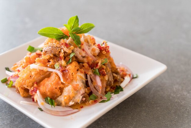 Würziger Salat mit gebratenem Huhn