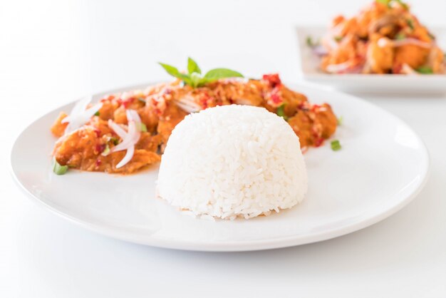 Würziger Salat mit gebratenem Huhn