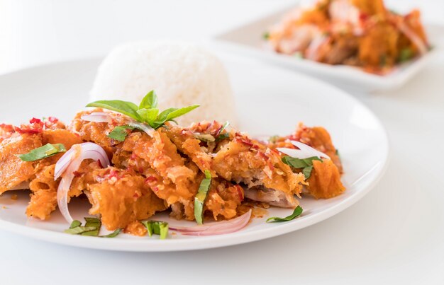 Würziger Salat mit gebratenem Huhn