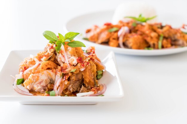 Würziger Salat mit gebratenem Huhn