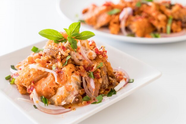 Würziger Salat mit gebratenem Huhn