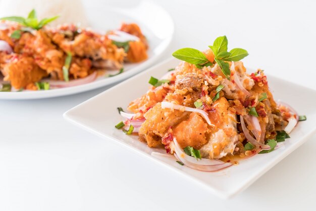 Würziger Salat mit gebratenem Huhn