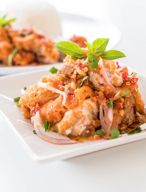 Kostenloses Foto würziger salat mit gebratenem huhn