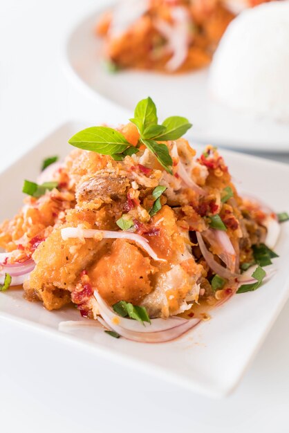 Würziger Salat mit gebratenem Huhn