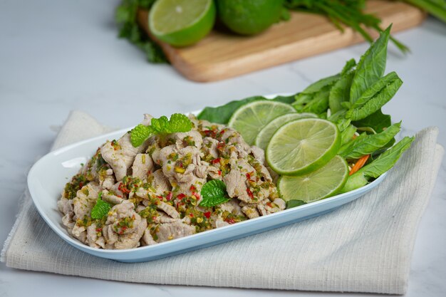 Würziger Schweinefleischsalat Serviert mit frischem, knusprigem Grünkohl, thailändischem Essen.