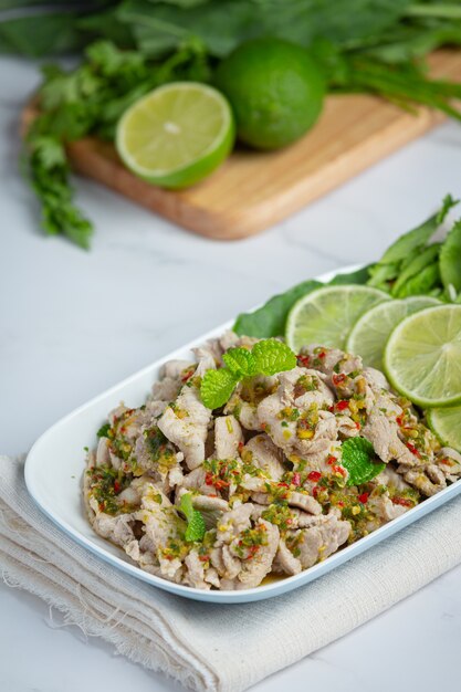 Würziger Schweinefleischsalat Serviert mit frischem, knusprigem Grünkohl, thailändischem Essen.