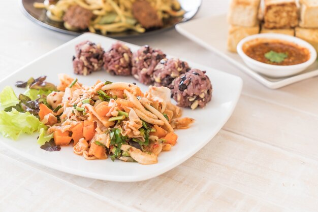 Würziger veganer Salat mit klebriger Beere und Kornreis