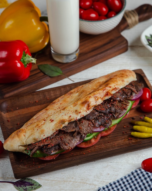 würziges Fleisch im Brot mit Gemüse