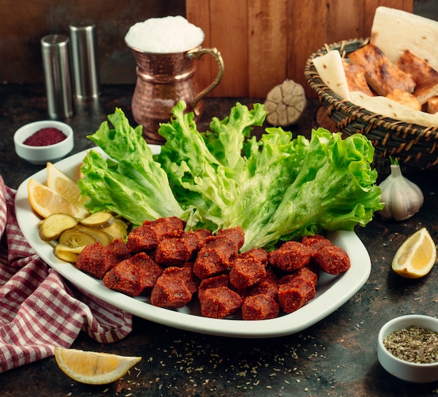 Würziges Fleisch mit Zitrone und Essiggurken