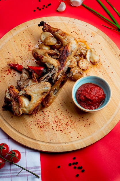 Würziges gegrilltes Huhn und Kartoffeln