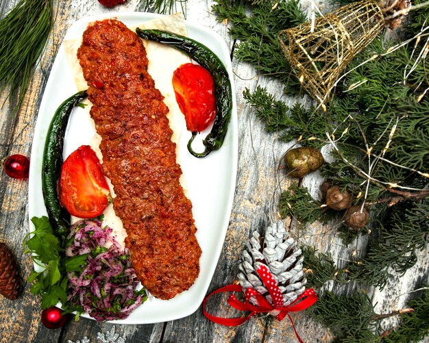 Würziges Hackfleisch mit geschnittenen Zwiebeln