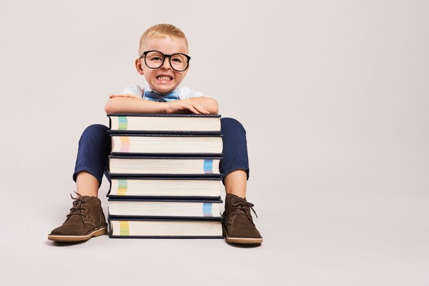 Wütende Jungs mit Bücherstapel