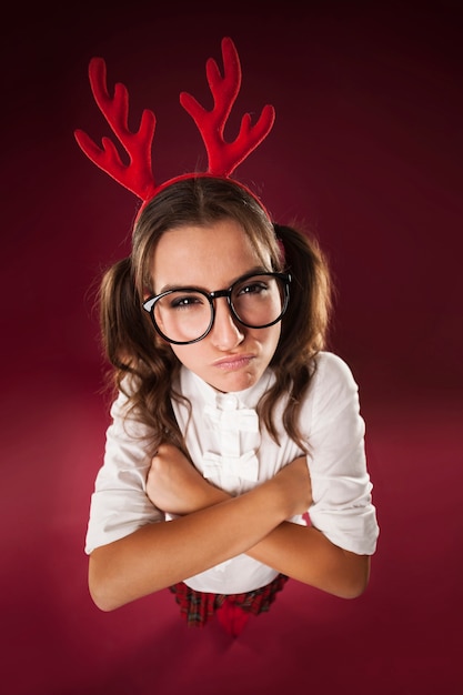 Wütende nerdige Frau in der Weihnachtszeit