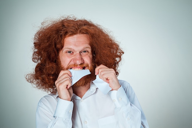 Kostenloses Foto wütender mann reißt papier heraus