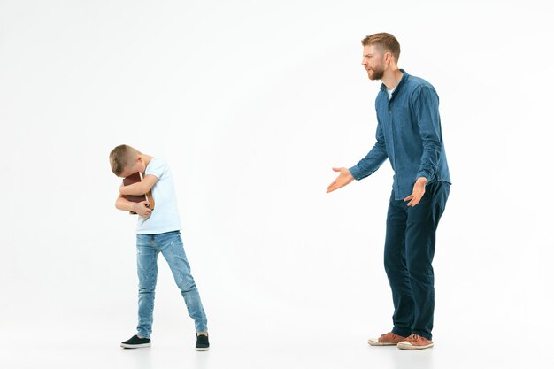 Wütender Vater schimpft zu Hause mit seinem Sohn