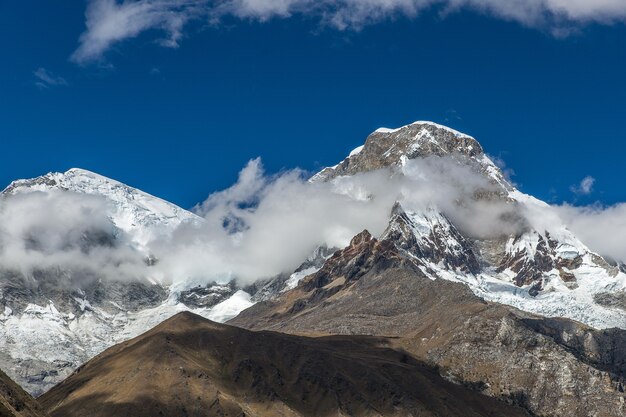 Wunderbare Aufnahme eines Gipfels in Peru bei Winterwetter