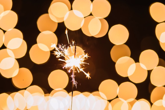 Wunderkerze in der Nähe von Lichtpunkten