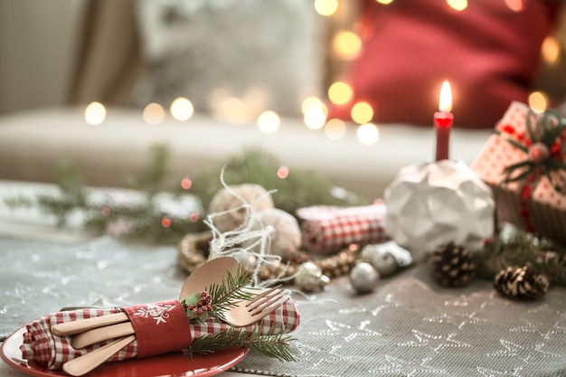 Wunderschön dekorierter Weihnachtstisch im Wohnzimmer.