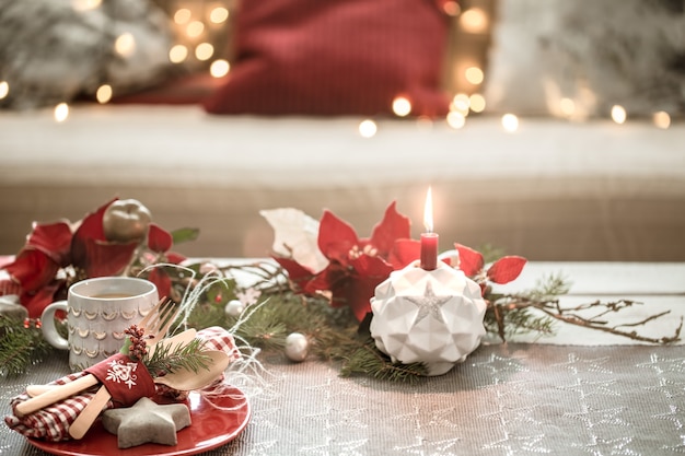 Kostenloses Foto wunderschön dekorierter weihnachtstisch im wohnzimmer.